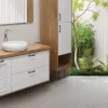 ארון אמבטיה תלוי לבן עם עץ